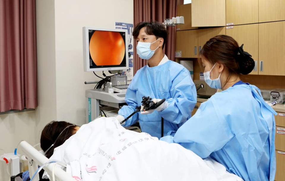 박세우 동탄성심병원 소화기내과 교수가 위출구 2곳이 모두 막힌 환자에게 초음파내시경 유도하 위장문합술을 성공했다.