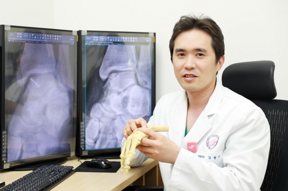 김형년 한림대 강남성심병원 정형외과 교수가 발목 박리성골연골병변에 대해 설명하고 있다.