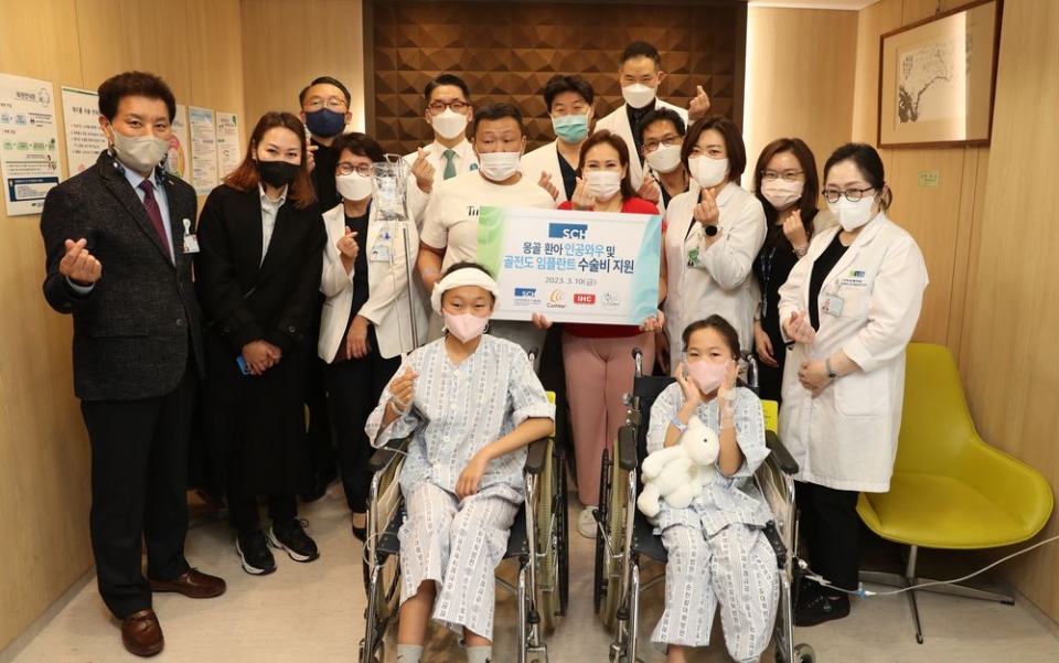 순천향대학교서울병원은 3월 9일 몽골 어린이 2명에게 골전도임플란트 삽입수술과 <span class='searchWord'>인공와우</span> 삽입수술을 지원했다. 