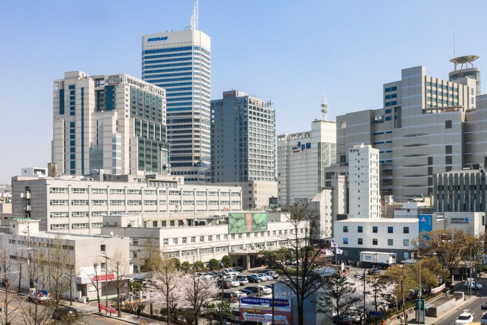 국립중앙의료원 신축 이전과 중앙감염병병원 건립 사업은 NMC 옆 부지(서울시 중구 방산동 70번지)에서 시행되며, 대지면적 4만 2276.70㎡, 연면적 18만 4810㎡ 규모로 오는 2028년 준공 목표다.
