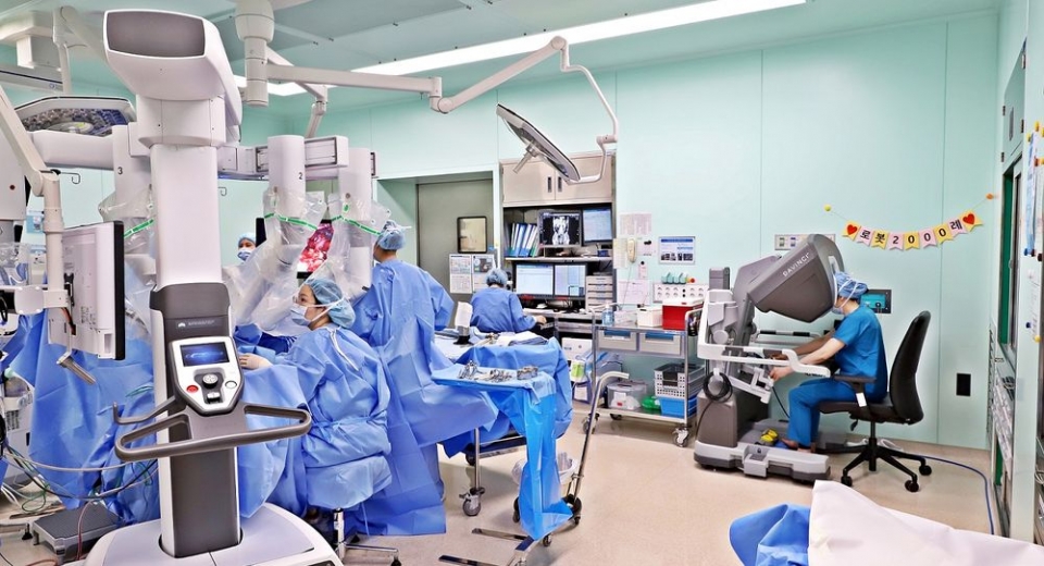가톨릭대학교 은평성모병원이 개원 4년 만에 로봇수술 2000례를 돌파했다. 은평성모병원 의료진이 로봇수술기를 이용해 수술을 시행하고 있다.