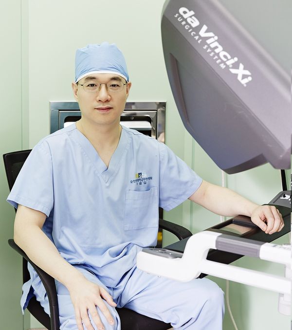이상욱 순천향의대 교수(순천향대부천병원 비뇨의학과)는 최근 양쪽 신장에 5㎝, 1.7㎝ 크기의 종양이 있는 남성 환자(74세)에게 로봇수술을 통해 신장암을 제거했다고 밝혔다.