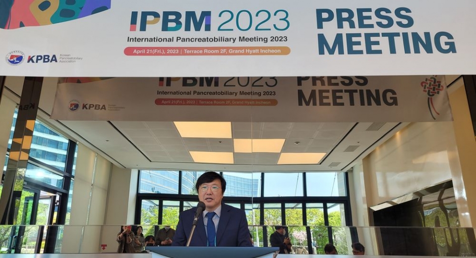대한췌장담도학회는 4월 21∼22일 그랜드 하얏트 인천에서 열린 국제학술대회(International Pancreatobiliary Meeting 2023·IPBM 2023) 기간 중 기자간담회를 갖고 IPBM 2023 학술 프로그램과 주요 현안을 공유했다. 이진 대한췌장담도학회 이사장.