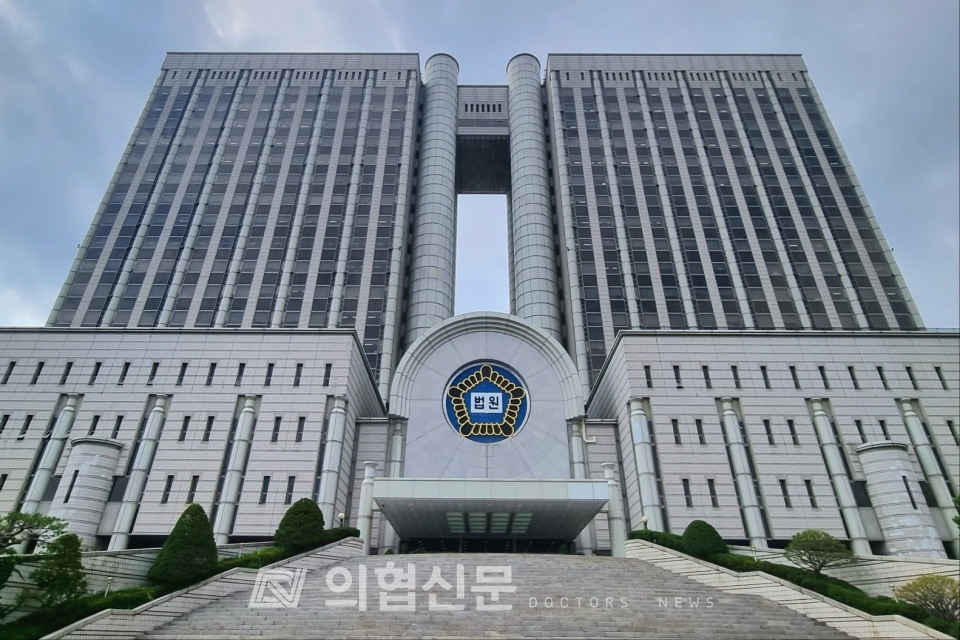 6월 22일 공판 당일 <span class='searchWord'>서울중앙지방법원</span> 전경. [사진=김미경 기자] ⓒ의협신문