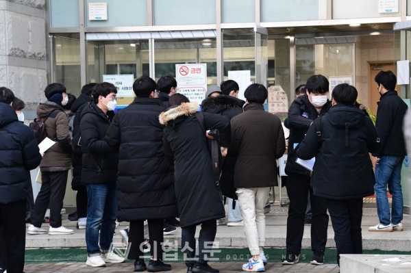 제87회 의사국시 필기시험이 시작된 1월 5일 오전, 고사장인 서울 중랑구 서일대학교 앞에서 한양대 의대 학생들이 수험생들을 응원하고 있다. [사진=김선경기자] ⓒ의협신문