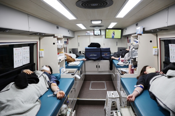 인제대 상계백병원 교직원들이 17일 사랑나눔 헌혈행사에 참여, 팔을 걷었다. ⓒ의협신문