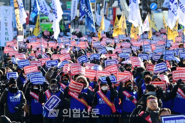 2023년 12월 17일 서울 광화문 세종대로 일대에서 열린 '전국의사총궐기대회'.  거리에 나선 의사들은 