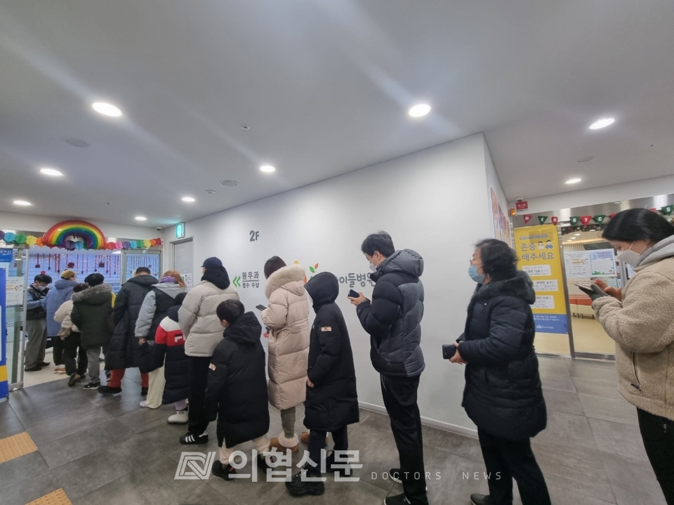 서울 성북우리아이들병원 입구. 진료 시작 전부터 길게 줄을 선 소아 환자와 보호자들이 차례를 기다리고 있다. [사진=김미경 기자] ⓒ의협신문