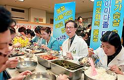 피로회복엔 삼계탕 좋아요...서울백병원 의사들 닭다리 뜯어뜯어