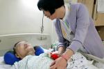 어버이날 하루 전인 7일 서울특별시 북부병원 간호사가 입원환자에게 카네이션을 달아들이며 쾌유를 기원하고 있다.