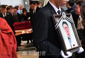 고 임세원 교수 수술한 동료 증언..올해의 의협신문 기사①