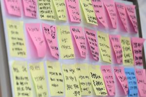 이필수 회장이 단식투쟁을 하고 있는 천막농성장 안에 응원과 지지의 메세지가 남긴 포스트잇이 빼곡하게 붙여져 있다. ⓒ의협신문 김선경