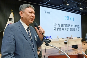 이정근 의협 상근부회장이 임원 불신임의 건에 대한 신상발언을 하고 있다.  ⓒ의협신문 김선경