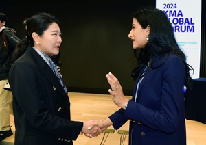 더불어민주당 신현영 의원(왼쪽)이  '2024 KMA 글로벌 포럼'에서 루제인 알코드마니 세계의사회 회장과 대화하고 있다. ⓒ의협신문 김선경