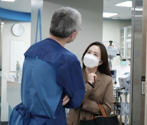개혁신당 이주영 당선인이 서울아산병원을 방문해 의료진과 이야기를 나누고 있다. [사진=개혁신당 SNS]ⓒ의협신문