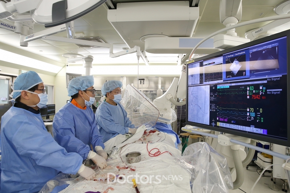 (오른쪽부터) 서울아산병원 심장내과 박승정·박덕우·안정민 교수가 대동맥판막협착증 환자에게 400번째 대동맥판막스텐트시술(타비)을 시행하고 있다.