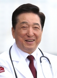 김철수 민주평통 의료봉사단장(에이치플러스 양지병원 이사장)