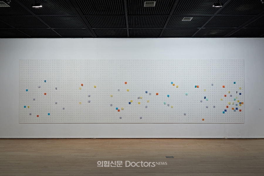 안규철 작, 기억의 벽, 못·종이·마카펜·연필·사다리, 244x854cm, 2015년ⓒ의협신문