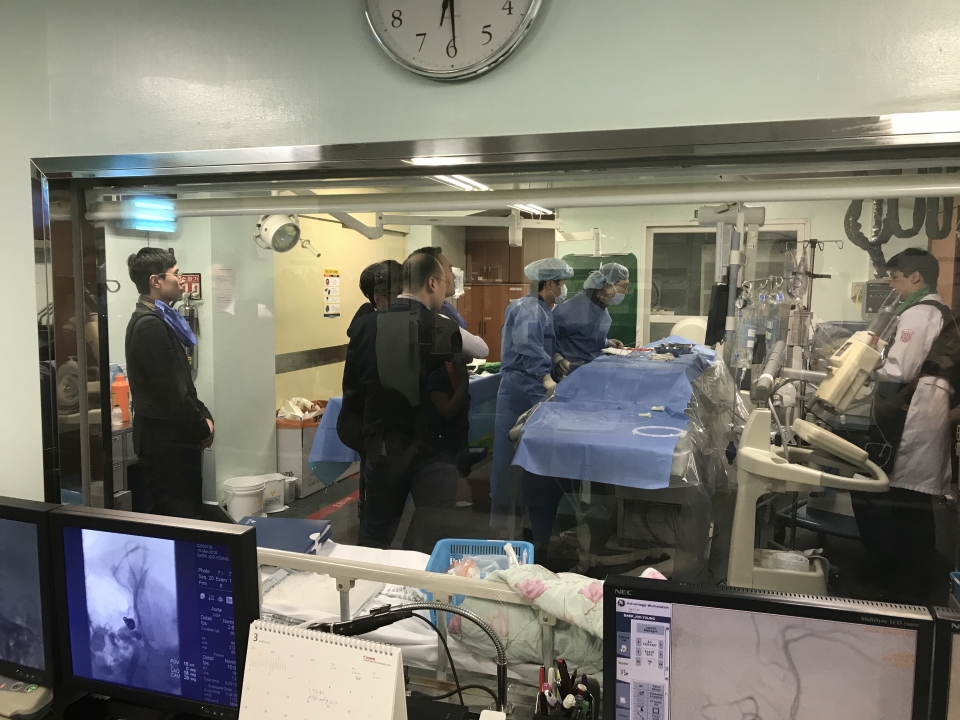 이창영 교수가 타 병원 신경외과 의료진들에게 '스텐트를 이용한 뇌동맥류 폐색술'의 수술기법을 직접 시연하고 있다.