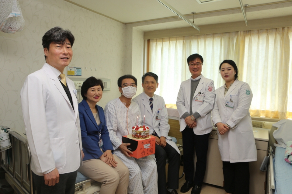 (왼쪽부터) 한승엽 교수, 환자, 김형태 교수, 진규복 교수