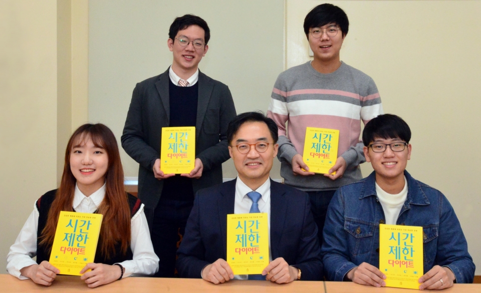 (앞줄 가운데) 조영민 교수, (앞줄 왼쪽부터) 박지연·최지훈 학생, (뒷줄 왼쪽부터) 이윤규·이기언 학생.