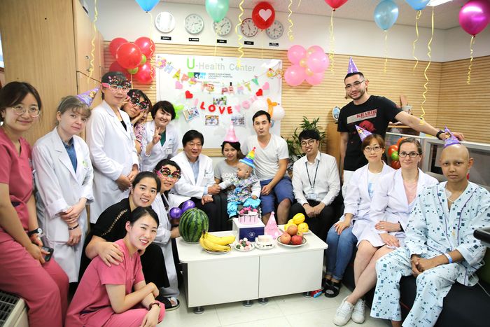 순천향대 부천병원 의료진이 종양 제거 수술을 받고 건강을 되찾은 카자흐스탄 환아 술탄 군을 축하하기 위해 돌잔치를 열었다.