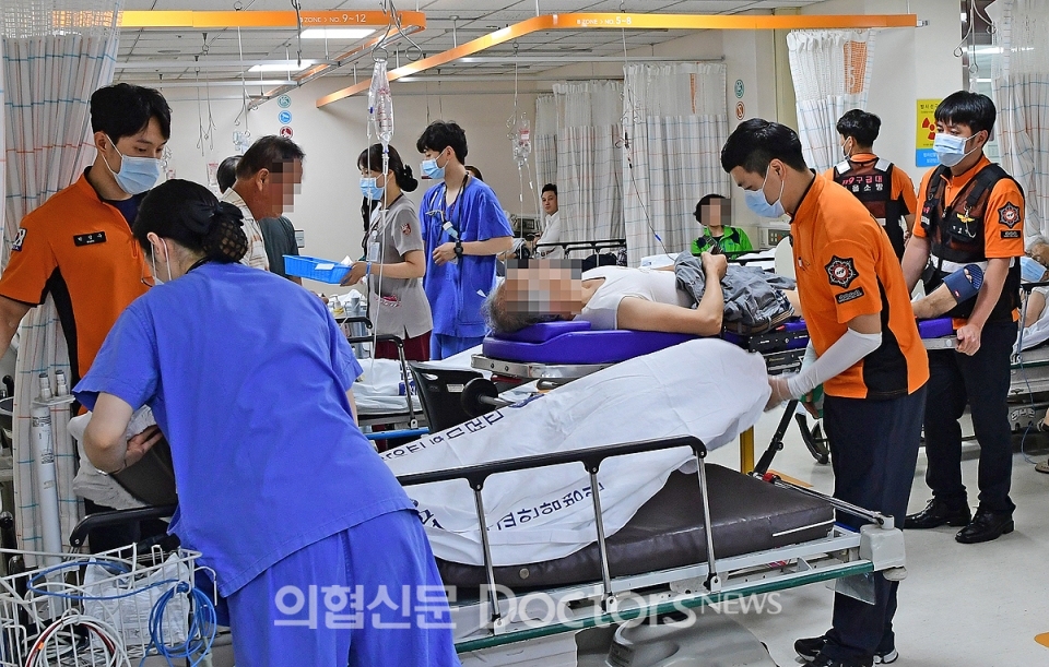 <span class='label radius small' style='background-color:#f44336'>Medical Photo Story</span> 생과 사의 최전선에 서다