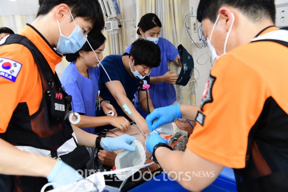 119구급대원이 고대안암병원 응급실로 응급환자를 후송했다. 의료진에게 응급환자를 인계하고 있는 119구급대원들. [사진=김선경기자 photo@kma.org] ⓒ의협신문