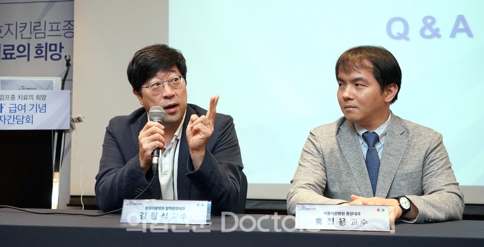 4일 심벤다 간담회에 나선 김원석(왼쪽) 교수와 홍정용 교수 ⓒ의협신문