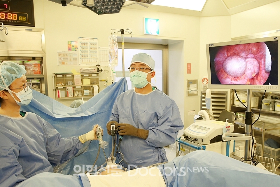 박정열 교수가 난소종양 환자에게 복강경수술을 시행하고 있다. ⓒ의협신문