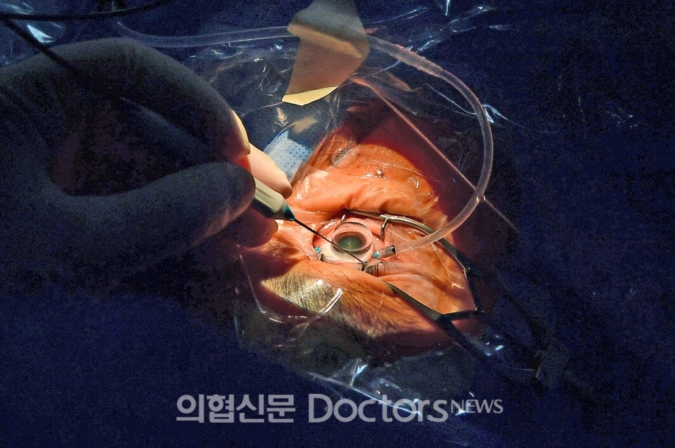 <span class='label radius small' style='background-color:#f44336'>Medical Photo Story</span> 어둠을 걷어 빛으로 이끌다