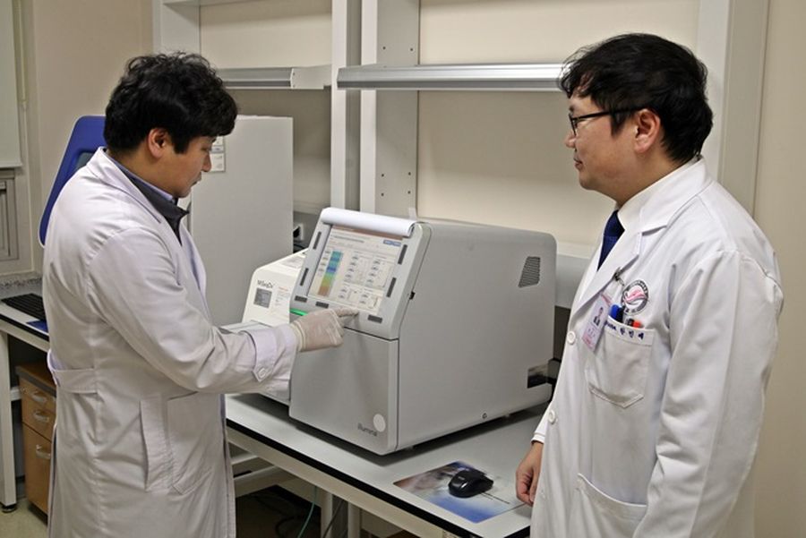 강동성심병원이 NGS 유전자 패널 검사 시스템을 구축하고 12월부터 본격 시행중이다. 의료진이 NGS 유전자 패널 검사를 시행하고 있다.