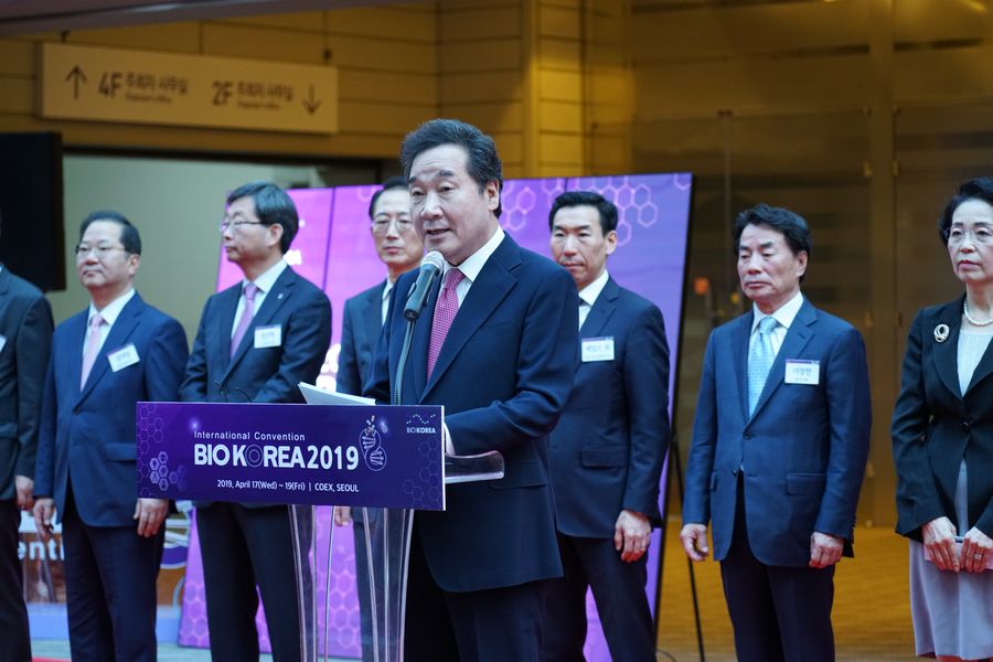 대한민국 보건산업의 개방형 혁신(Open Innovation) 이끄는 '바이오 코리아 2019'이 4월 17일 서울 코엑스(COEX) C홀에서 개막했다. 이낙연 국무총리가 개막식에서 축사를 하고 있다.