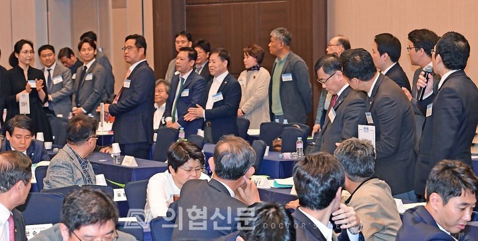 최대집 회장(사진 맨 오른쪽)이 의협 집행부 임원들을 대의원들에게 소개하고 있다. ⓒ의협신문 김선경