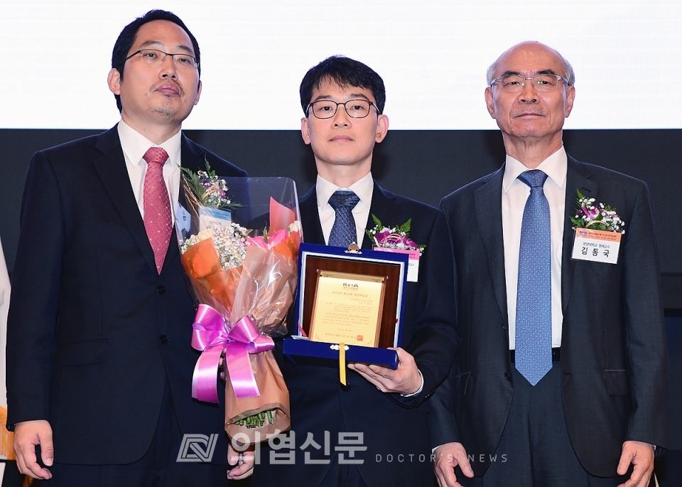 김철우 한림의대 부교수(강동성심병원 피부과)가 '제26회 의당 학술상'을 수상했다.  ⓒ의협신문 김선경