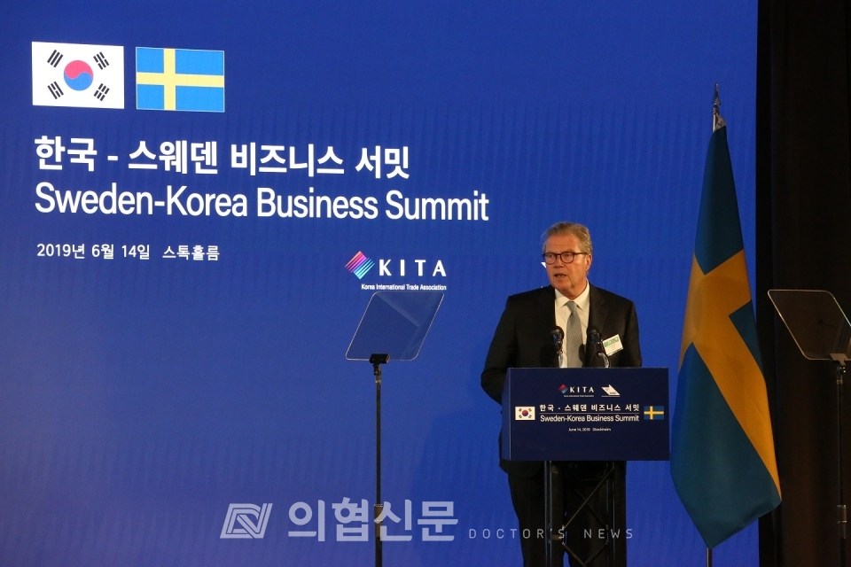 14일 오후(현지 시각) 스웨덴 스톡홀름에서 열린 한국·스웨덴 비즈니스 서밋에서 레이프 요한손 아스트라제네카 회장이 향후 5년간의 투자 및 협력 계획을 발표하고 있다.ⓒ의협신문