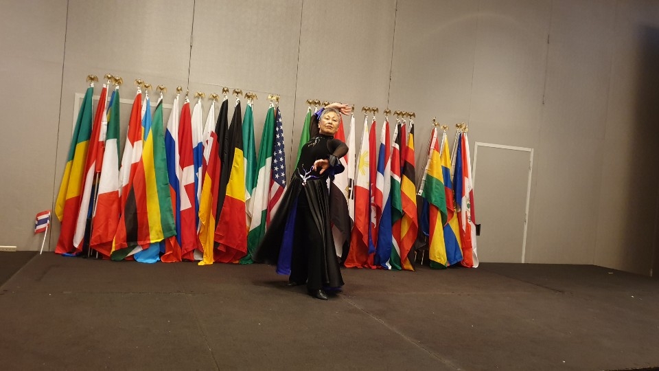 이향애 회장이 갈라 디너 코리아 퍼포먼스 시간에 라틴댄스인 파소도불레 독무를 열연했다. ⓒ의협신문