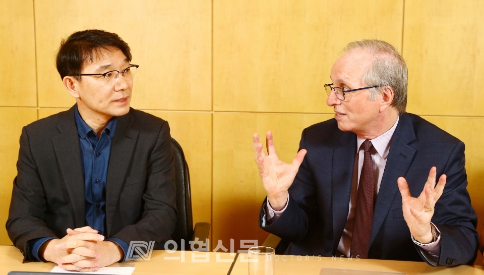 김신곤 교수(왼쪽)과 허첼 거스테인 교수ⓒ의협신문
