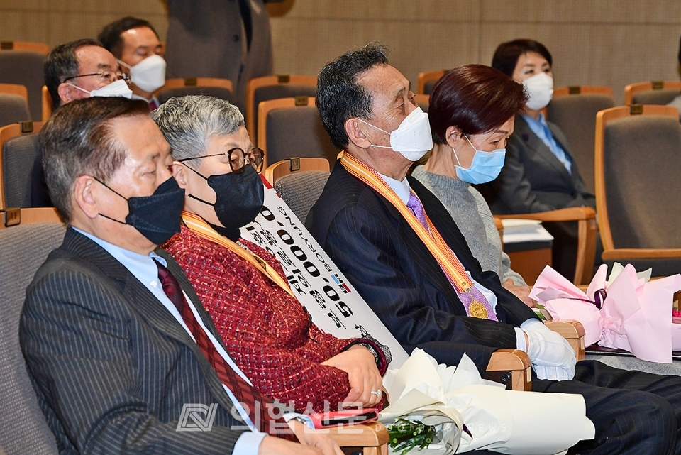 '코로나 19'로 인해 마스크를 착용한 채 시상식에 참석한 수상자들과 가족들. ⓒ의협신문 김선경