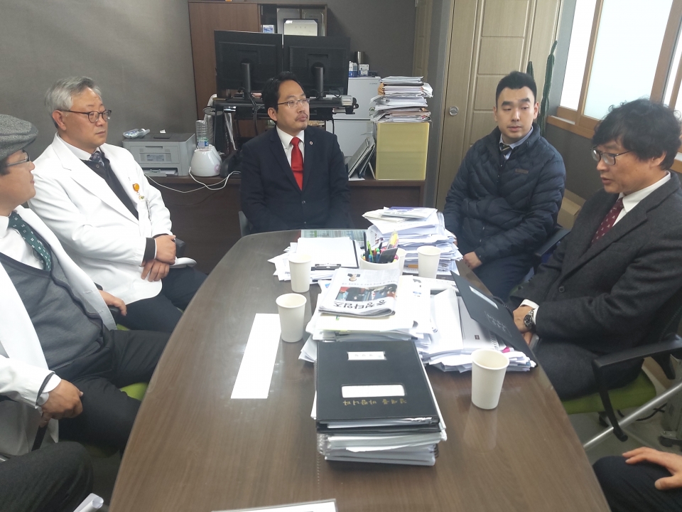 최대집 대한의사협회장은 천안 모 대학병원 진료실 폭행으로 피해를 입은 의사를 위로방문했다.