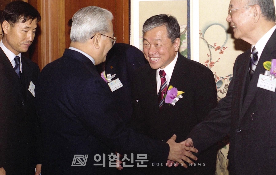 한국인 최초로 유엔 전문기구 수장에 선출된 고 이종욱 WHO 사무총장(오른쪽에서 두번째)이 지난 2003년 2월 7일 서울 힐튼호텔에서 열린 ‘당선 축하연’에 참석해 내빈들의 축하를 받고 있다. ⓒ의협신문 김선경