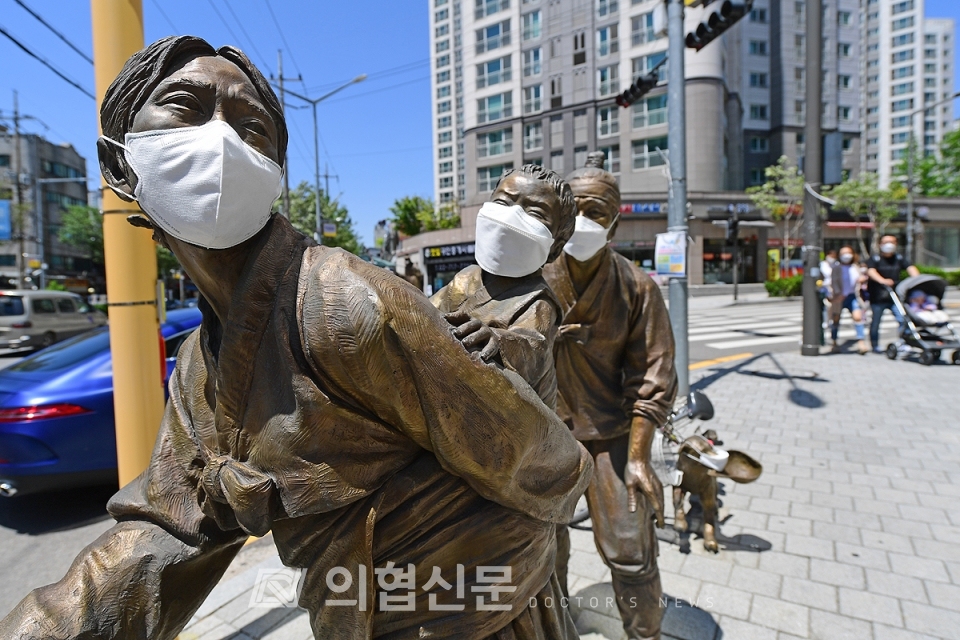 <span class='label radius small' style='background-color:#5487ab'>포토뉴스</span> 사람도 동상도...마스크 착용은 일상