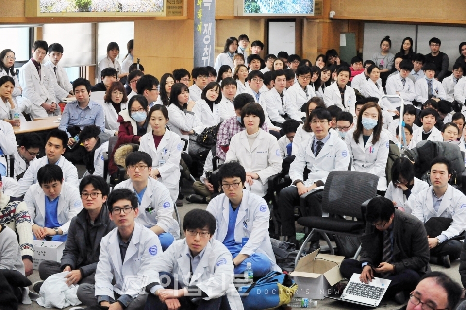 2014년 3월 10일 전공의 파업 당시, 의협 회관에 집결한 전공의들의 모습 ⓒ의협신문 김선경