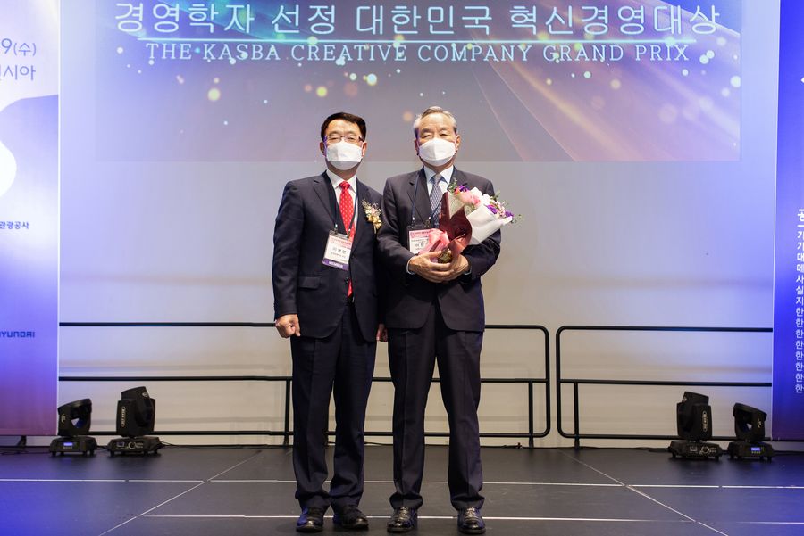 이창규 DK메디칼솔루션 회장(사진 오른쪽)이 19일 인천 송도 컨벤시아에서 열린 제22회 한국경영학회 융합학술대회에서 경영학자가 선정한 '혁신경영대상'을 수상했다.