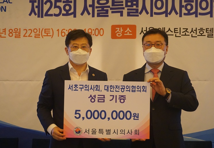 박홍준 서울시의사회장(왼쪽)과 고도일 서초구의사회장이 전공의들에게 긴급 성금을 전달했다.ⓒ서울시의사회 제공