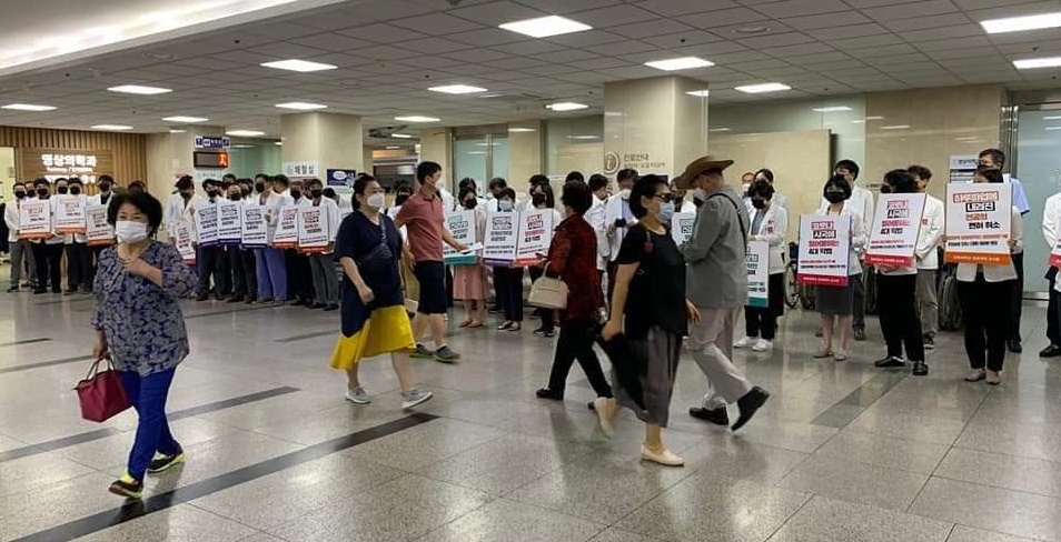 경북의대 교수들이 30일 전공의 근무 여부를 조사하러 나온 실사단을 향해 항의 시위를 벌이고 있다.