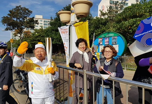 이유근 원장은 2017년 11월 2일 75세의 나이에 2018 평창동계올림픽 성공 개최를 기원하는 제주지역 성화 봉송 주자로 참여했다. 당시 이 회원은 