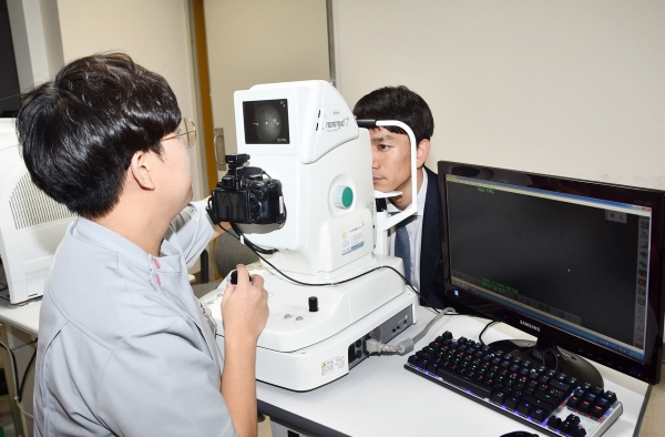 김안과병원 의료진이 안저검사를 진행하고 있다. 안저검사는 동공을 통해 눈의 안쪽을 확인하는 검사로 시력에 중요한 역할을 하는 망막·시신경·망막 혈관 등의 상태를 확인할 수 있다.