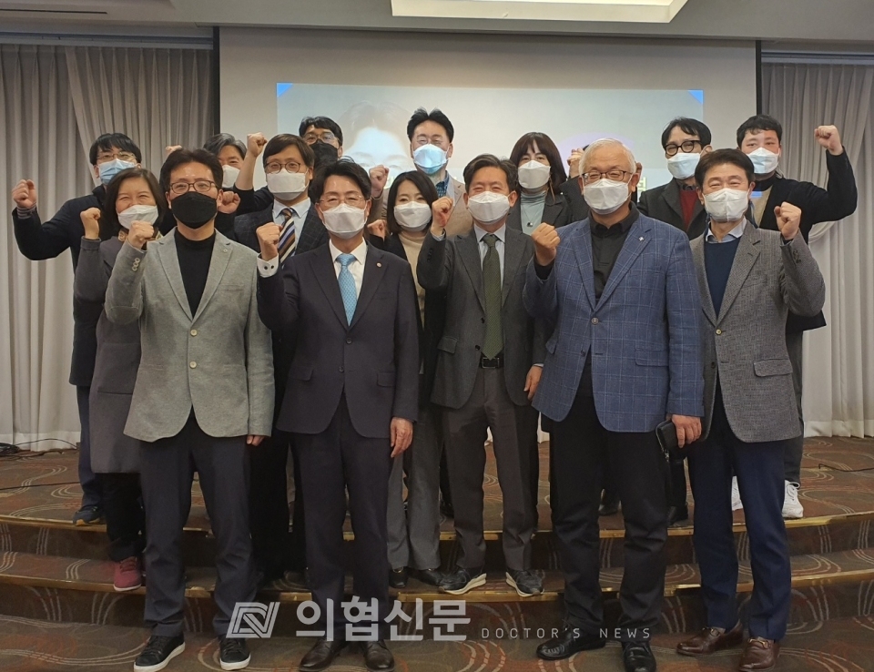 기호 6번 김동석 의협 회장 후보가 20일 리베라호텔에서 개최된 출정식에서 지지자들과 함께 기념촬영을 하고 있다. ⓒ의협신문 홍완기