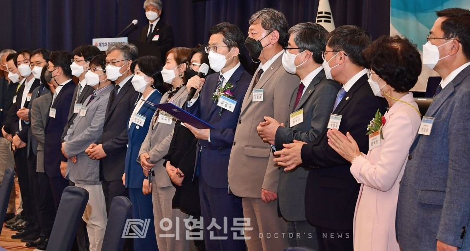 이필수 의협회장 당선인이 대의원들에게 제41대 의협 집행부 임원진을 소개하고 있다. ⓒ의협신문 김선경